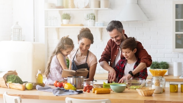 Héhé dans la cuisine, cuisiner ensemble