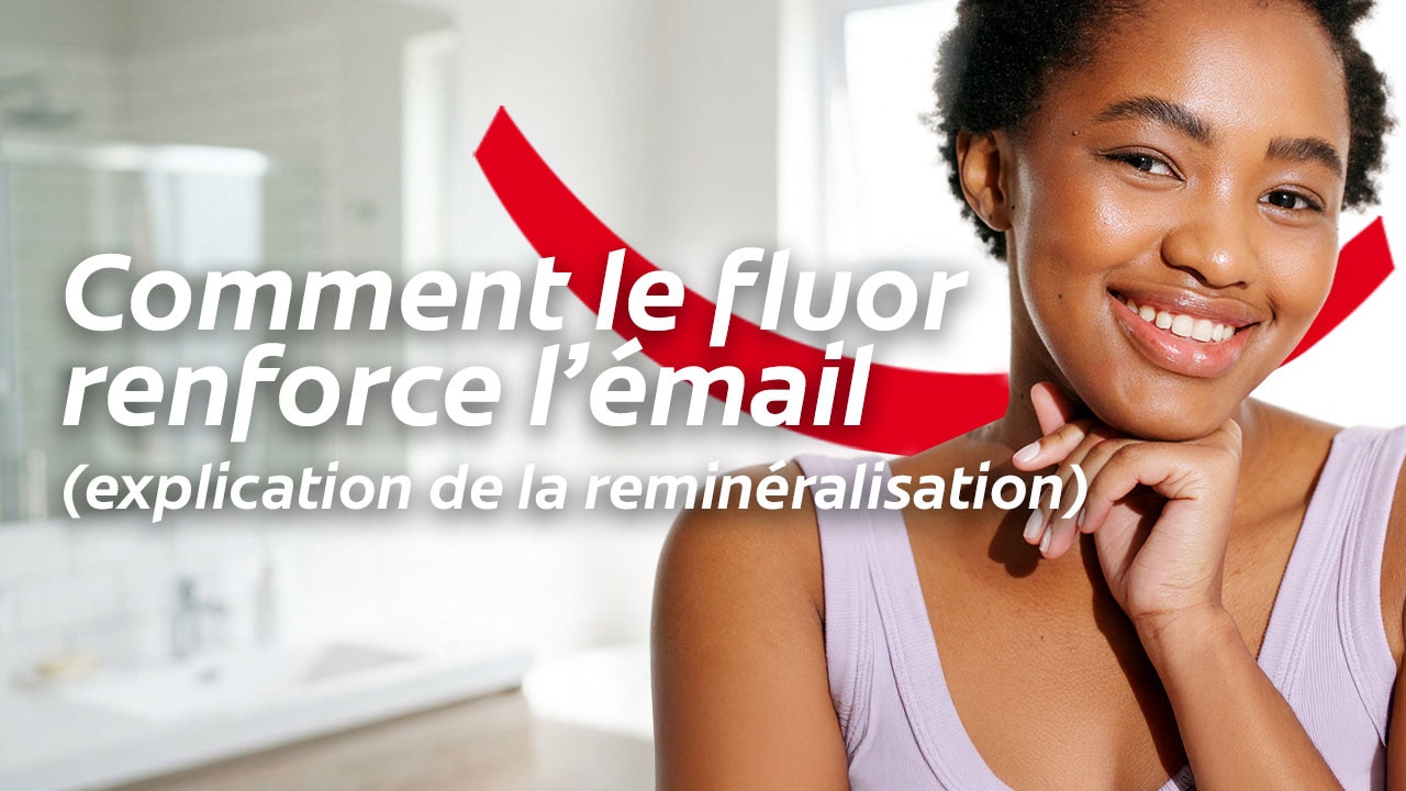 Une femme posant en souriant dans une salle de bains, accompagnée du texte « Comment le fluor renforce l'émail (explication de la reminéralisation) ».