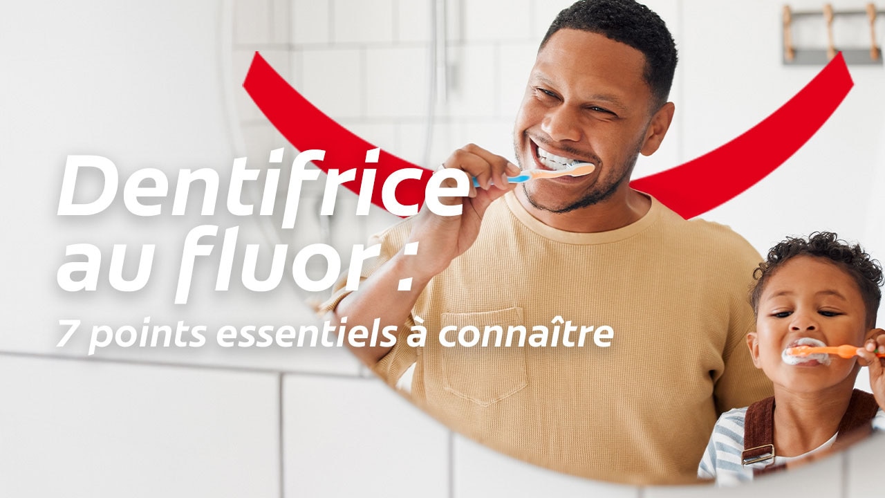 Un homme et un jeune enfant se brossant les dents joyeusement devant un miroir, avec le texte « Dentifrice au fluor : 7 points essentiels à connaître »