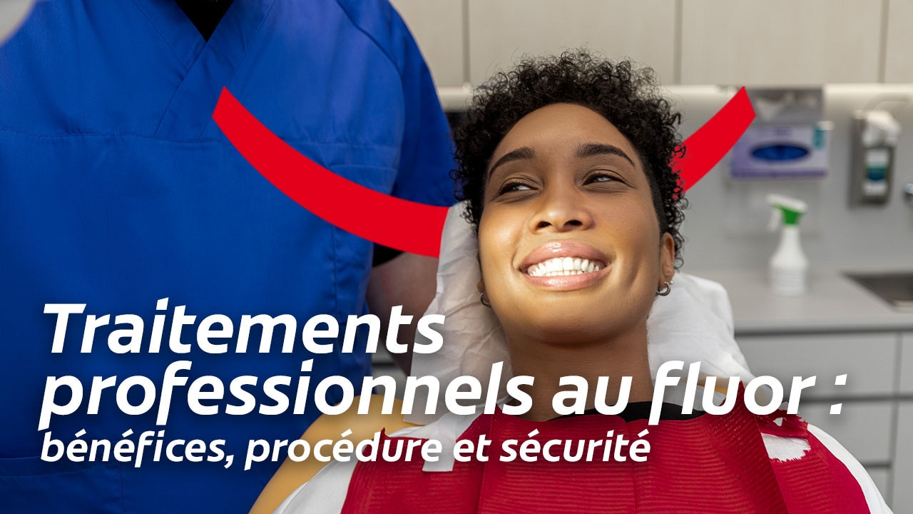 Une femme souriante allongée dans un fauteuil dentaire lors d'une consultation, avec le texte « Traitements professionnels au fluor : bénéfices, procédure et sécurité ».