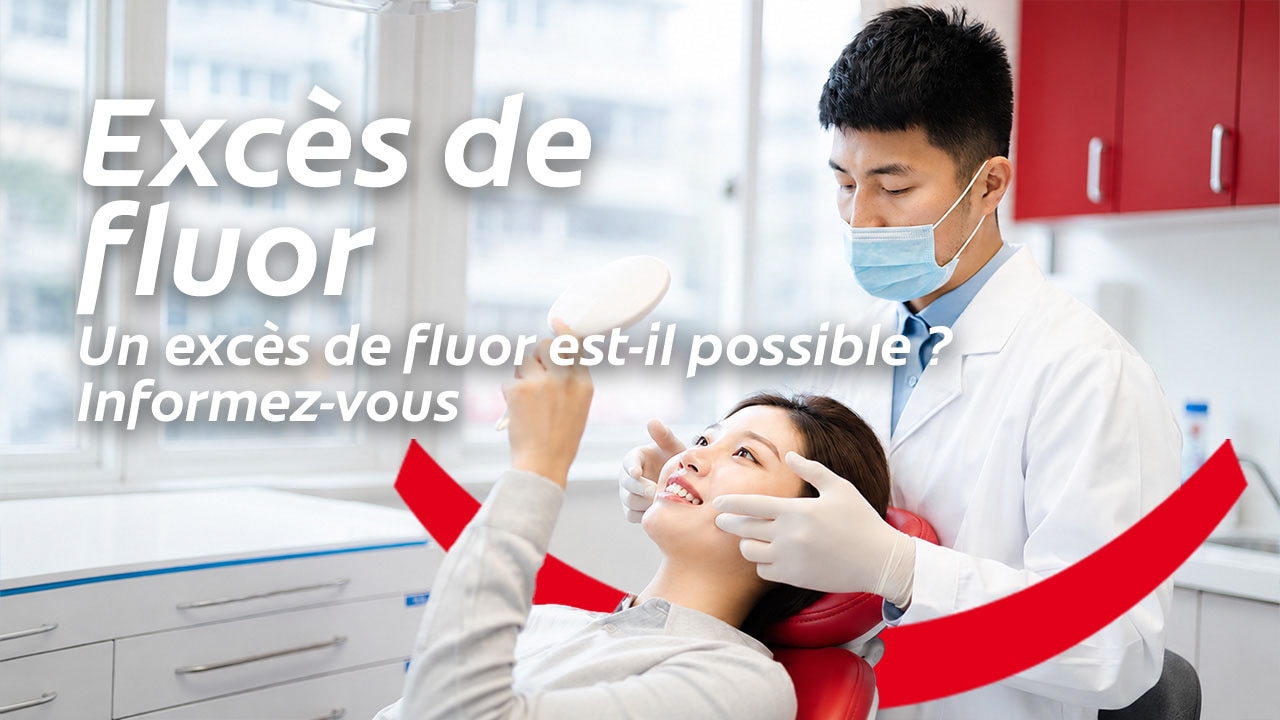 Une femme se regardant dans un miroir pendant qu'un dentiste examine ses dents, accompagné du texte « Excès de Fluor - Un excès de fluor est-il possible ? Informez-vous ».