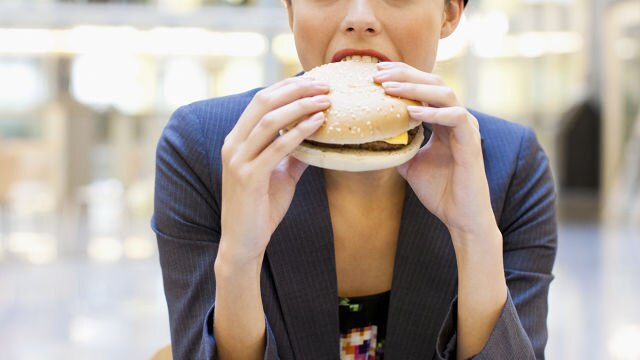 Une fille mangeant un hamburger