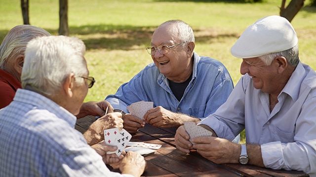 Un groupe de personnes âgées jouant et souriant