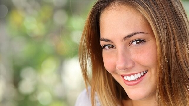 Femme sympathique souriant à la caméra
