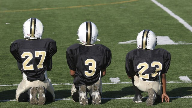 Trois joueurs de football américain