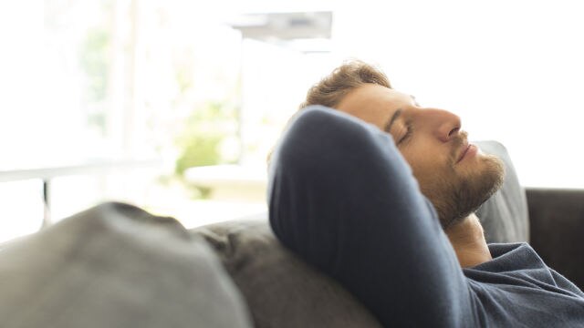 Homme sur le canapé en train de dormir