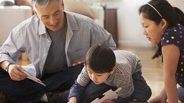 Parents et enfant jouant à la maison