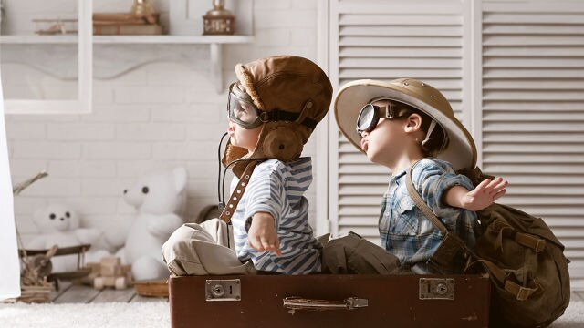 Deux enfants jouant dans leur chambre