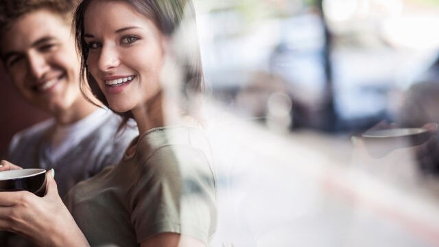 Un couple regardant la caméra de côté