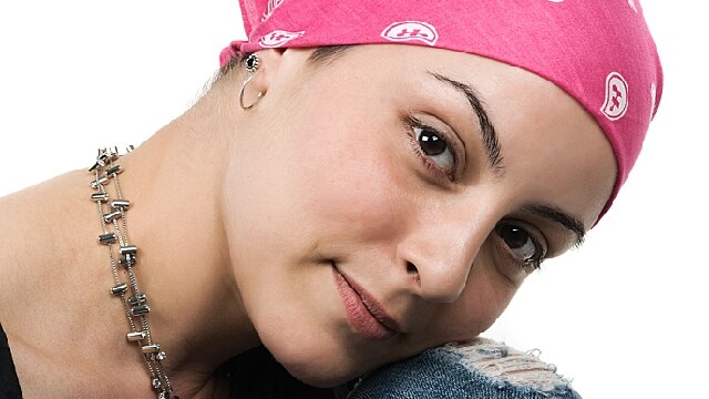 Femme avec un foulard sur la tête regardant fixement la caméra
