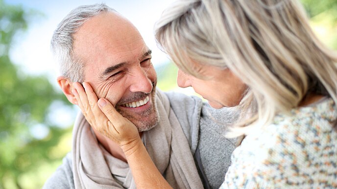 Personnes âgées se montrant de l’affection