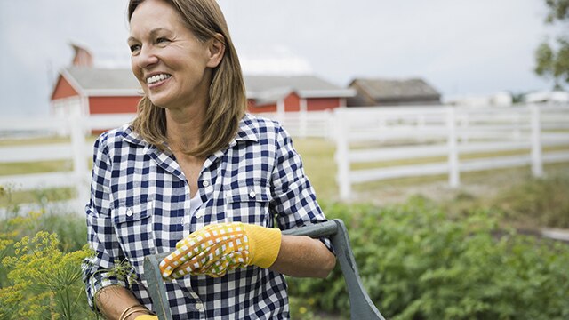 Femme souriant dans une ferme