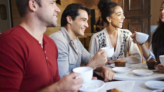 Groupe de collègues de travail réunis en train de prendre un café