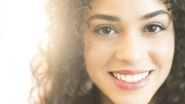 Une fille regardant droit devant la caméra et souriant