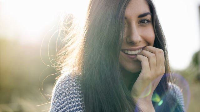 Une fille regardant fixement la caméra et souriant