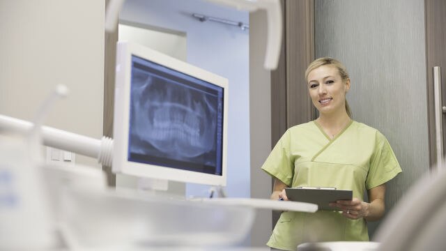 Docteure expliquant au patient ce qu'il y a sur sa radiographie
