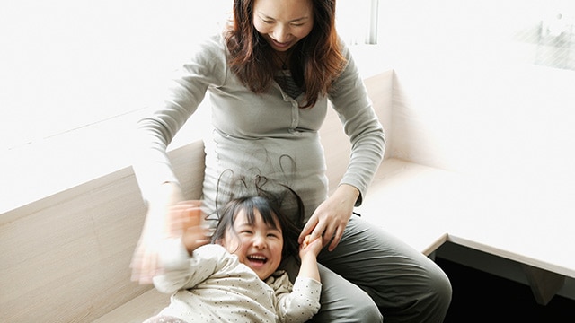 Mère et fille jouant sur le canapé