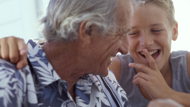 Un fils et son père parlant et souriant