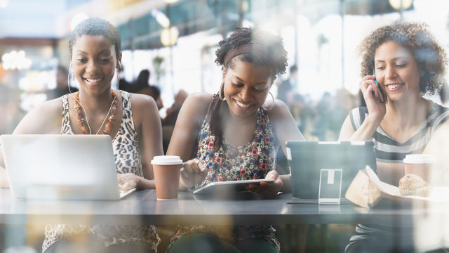 Trois filles travaillant et souriant