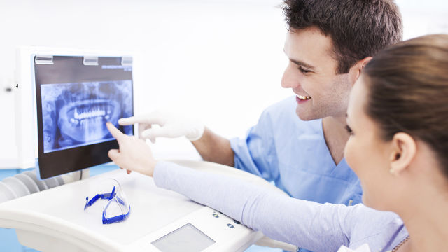 Des dentistes regardant une radiographie d’un patient