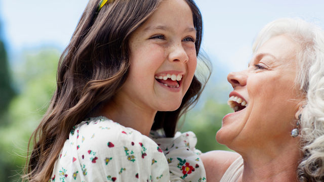 Grand-mère et petite-fille souriant heureuses