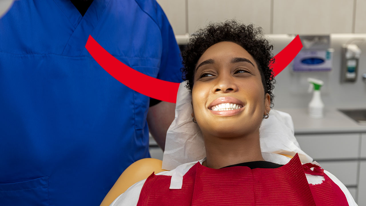 Une femme souriante allongée dans un fauteuil dentaire lors d'une consultation, avec le texte « Traitements professionnels au fluor : bénéfices, procédure et sécurité ».