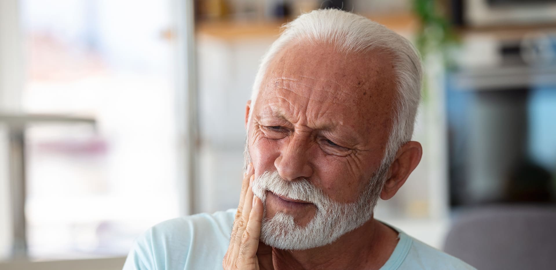 homme plus âgé souffrant de douleurs dentaires