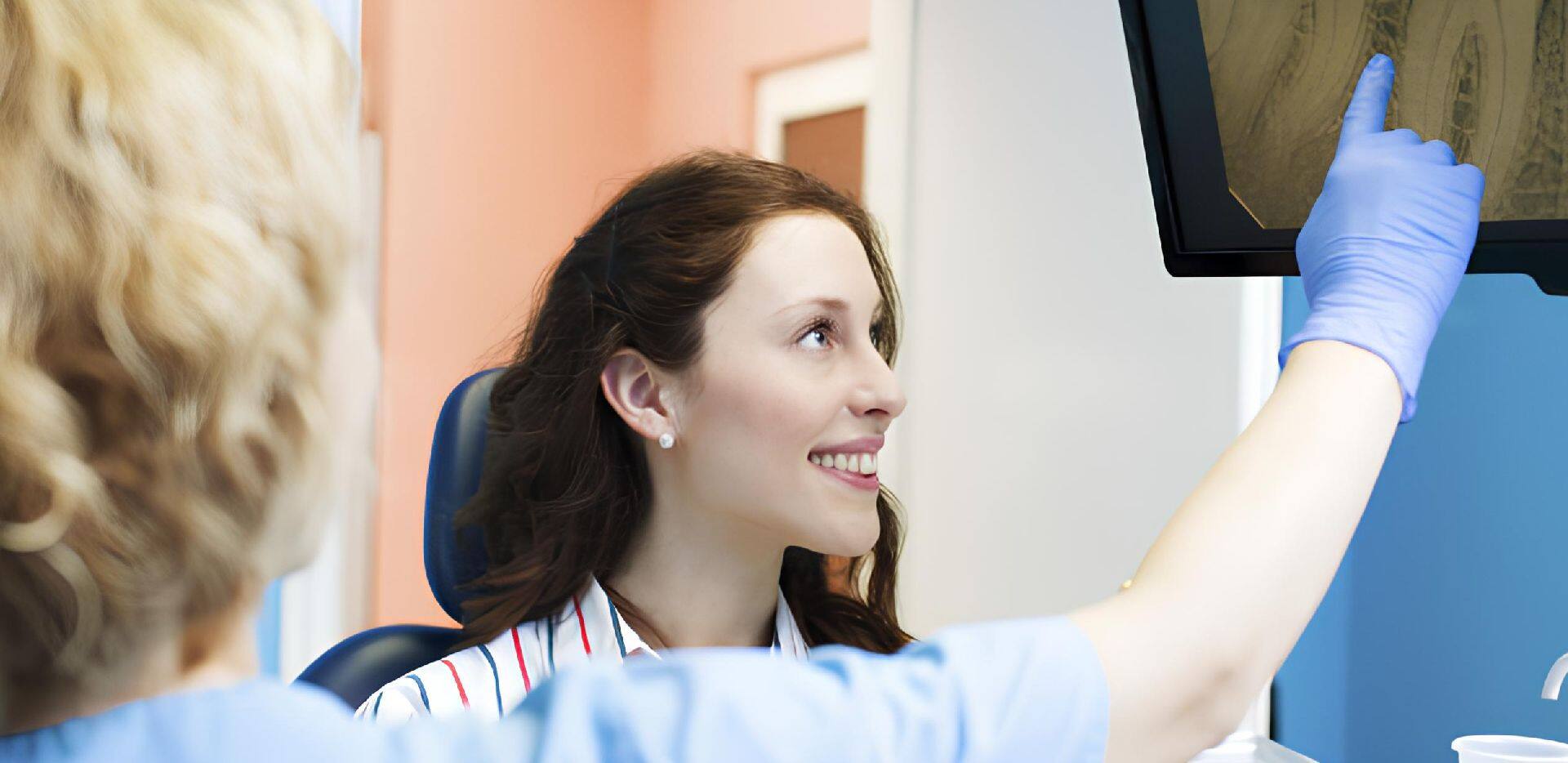 odontologue montrant une radiographie à une patiente
